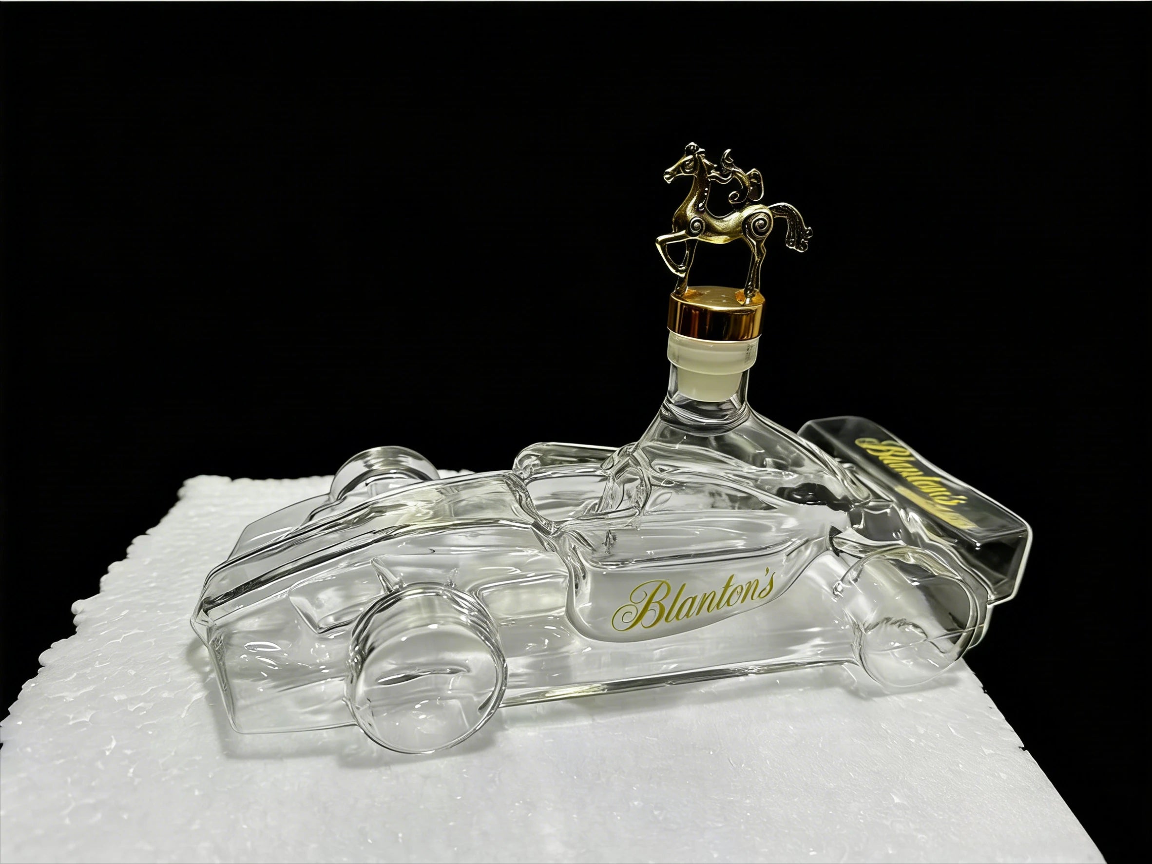Yang-Interesting racing car shape high borosilicate glass bottle whiskey bottle decanter ornament decorative gift